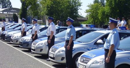 Mandat płatny kartą i zakaz wyprzedzania dla ciężarówek - policja szykuje duże zmiany