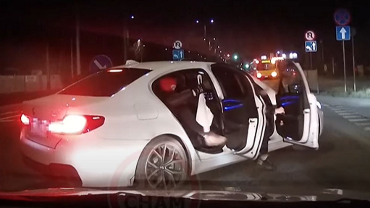 Auto zajechało nagrywającemu drogę