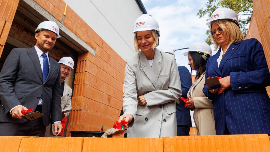 Konferencja prasowa przy szpitalu w Mońkach.