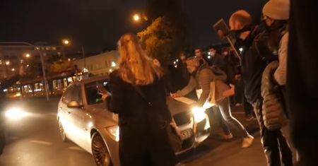 Oficer ABW wjechał w tłum protestujących. Śledztwo zostało umorzone