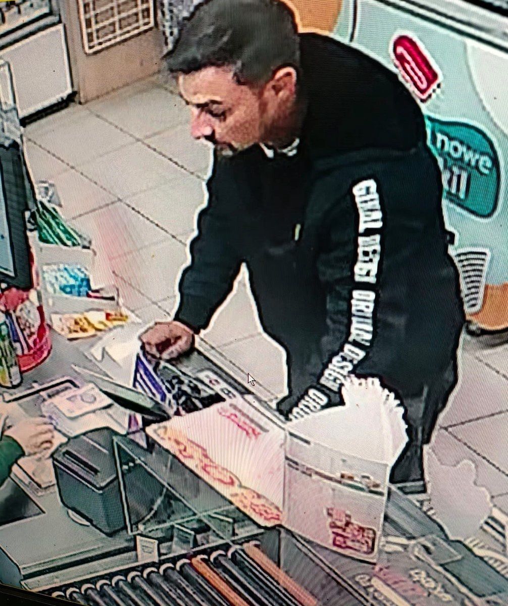 Policjanci próbują ustalić tożsamość mężczyzny.