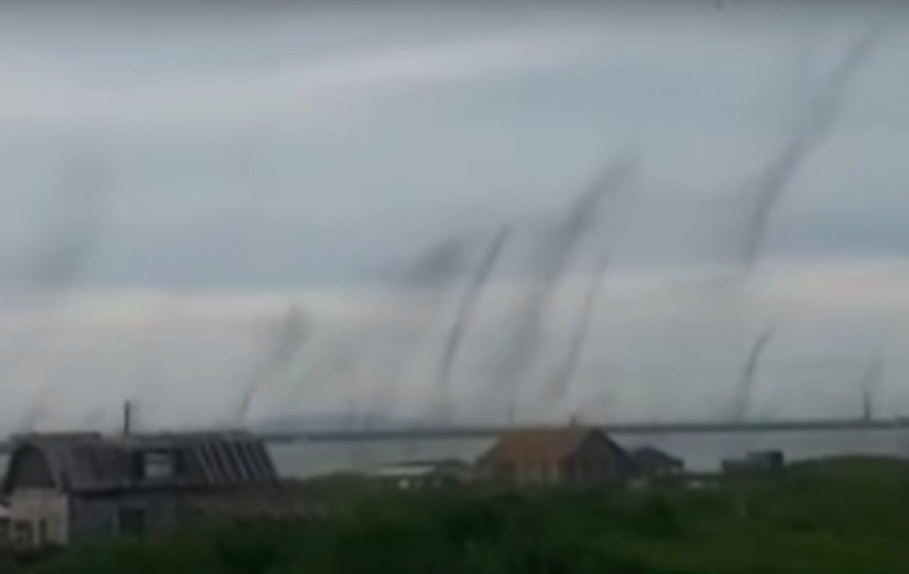 Rosja. Plaga komarów na Kamczatce. Owady tworzą "tornada"