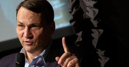 Jacek Czaputowicz złożył dymisję. Sikorski: mógł mieć inne zdanie ws. Białorusi niż kierownictwo PiS