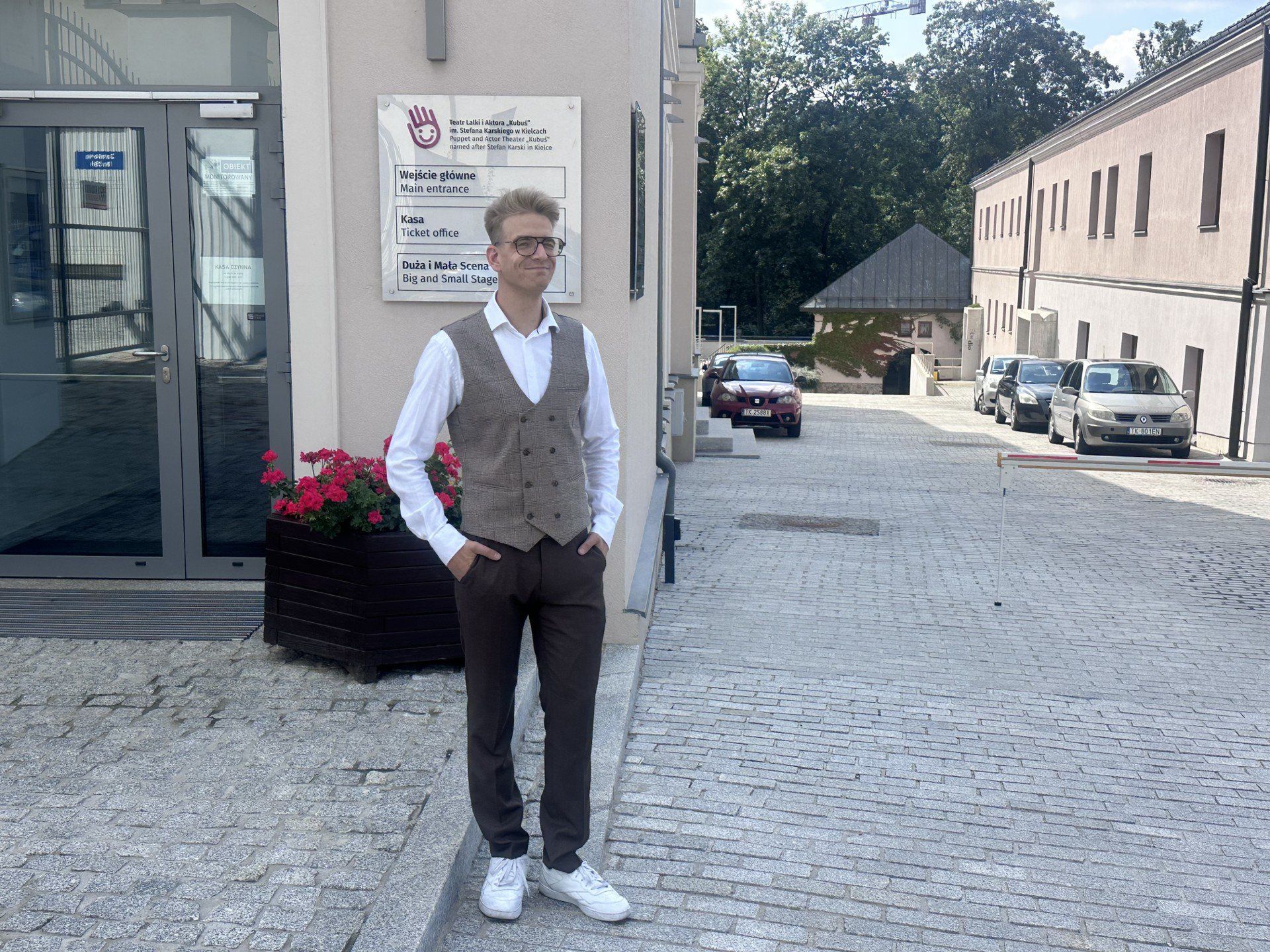Ma 28 lat, ukończył Akademię Teatralną w Warszawie - Wydział Sztuki Lalkarskiej w Białymstoku, a wcześniej studiował historię sztuki.