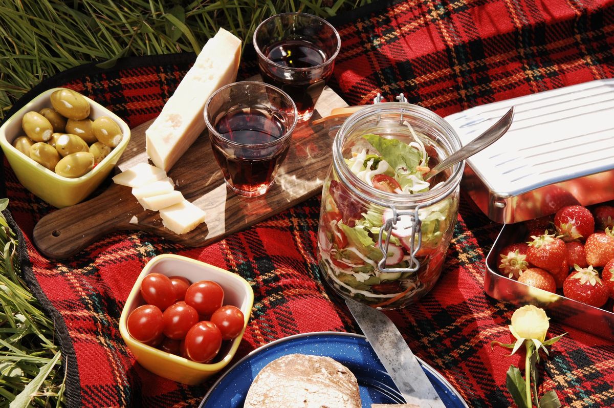 Warto dobrze zaplanować posiłki w trakcie pikniku