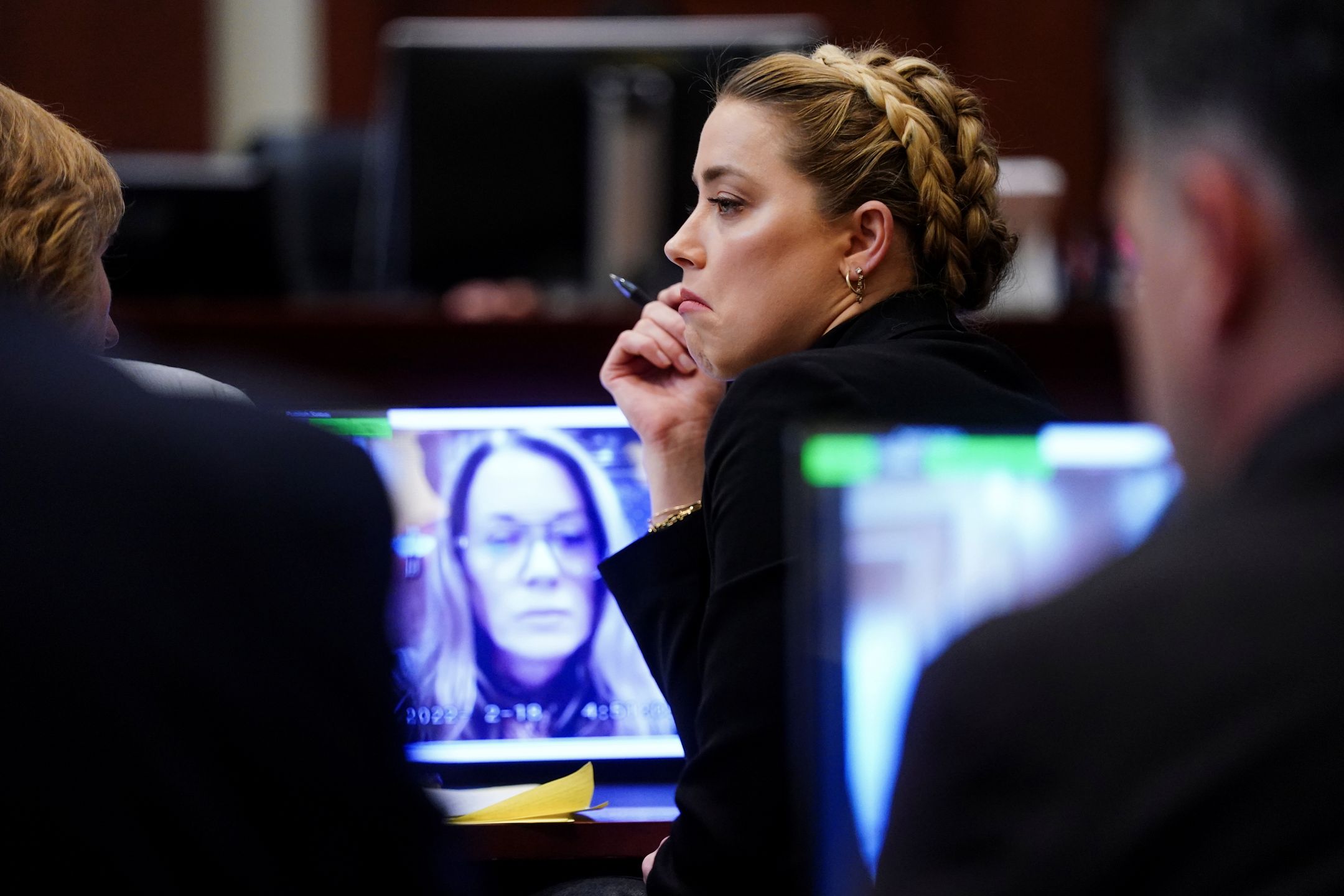 Asystentka Amber Heard POGRĄŻA JĄ na rozprawie z Johnnym Deppem. "Bardzo DRAMATYCZNA osoba"