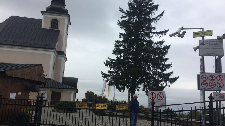 Międzygórze. Sanktuarium Marii Śnieżnej to miejsce odwiedzane przez tysiące turystów rocznie. Od kilku lat otoczone zostało metalową siatką, bezpieczeństwa strzegą liczne kamery, a znaki zakazów i nakazów, umocowane przy wejściu, wyznaczają sposoby zachowania się 
