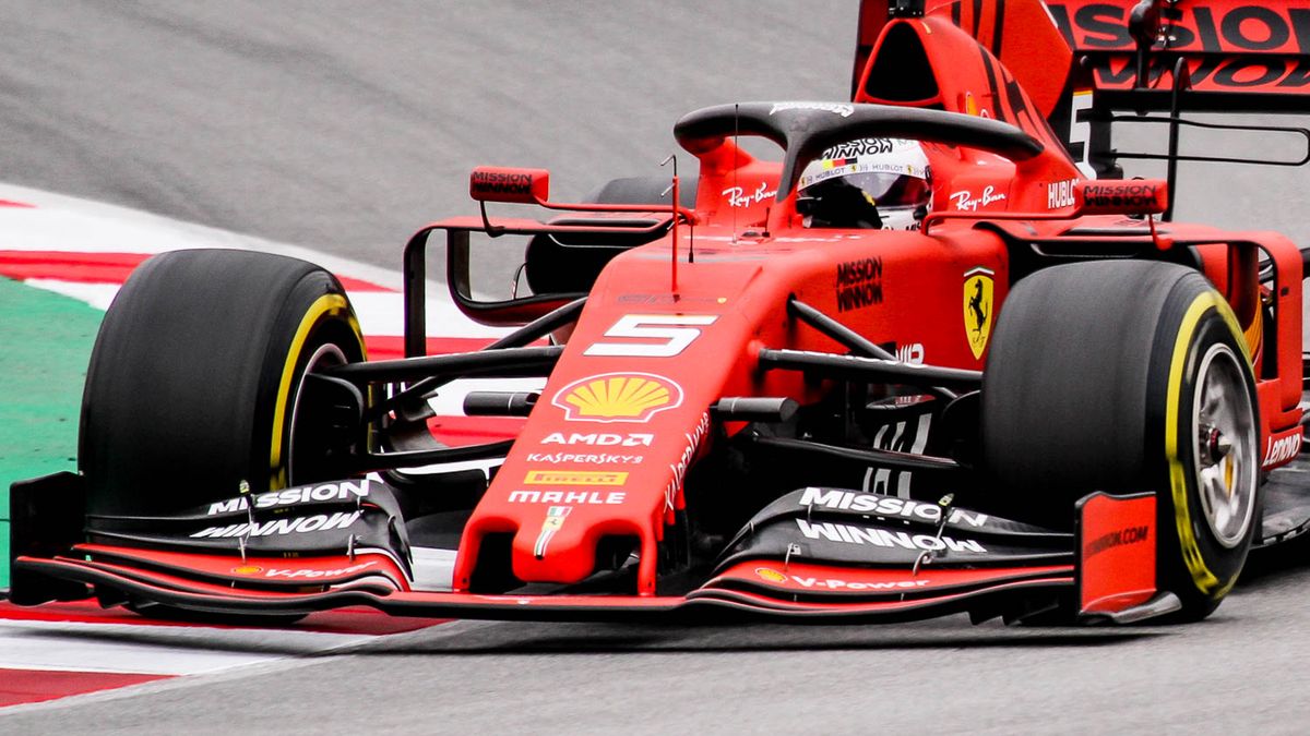 nowe przednie skrzydło w samochodzie Ferrari