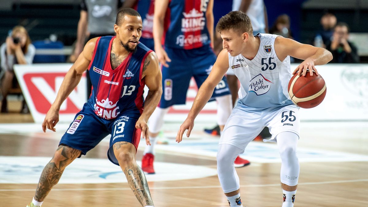 Zdjęcie okładkowe artykułu: PAP / Tytus Żmijewski / Na zdjęciu:  Jakub Schenk (P) i Isaiah Briscoe (L)