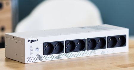 Kompaktowe, ale wydajne rozwiązanie do twojej szafy sieciowej! Test UPS Legrand Keor PDU 800 VA