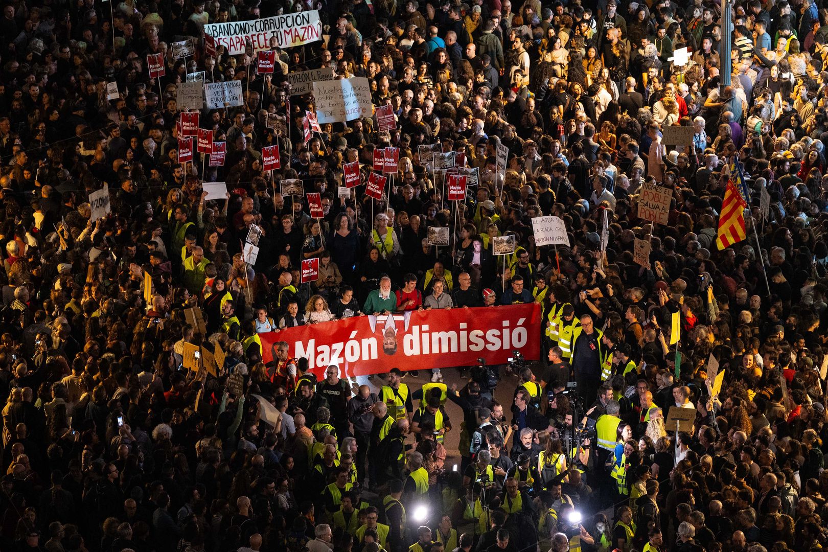 Protesty w Walencji po tragicznej powodzi. "Tylko ludzie ratują ludzi"