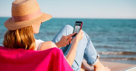 Upał osłabia baterię w telefonie? Tak ochronisz smartfon latem