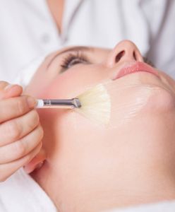 Oczyszczanie twarzy u kosmetyczki - co daje manualne oczyszczanie twarzy?