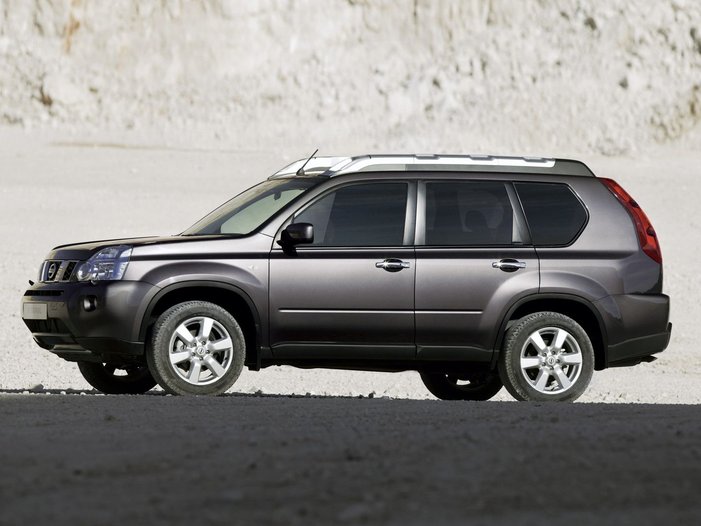Nissan X-Trail II wygląda jak samochodów terenowy i nieźle radzi sobie na bezdrożach, ale to co cenimy w nim najbardziej to duża wszechstronność