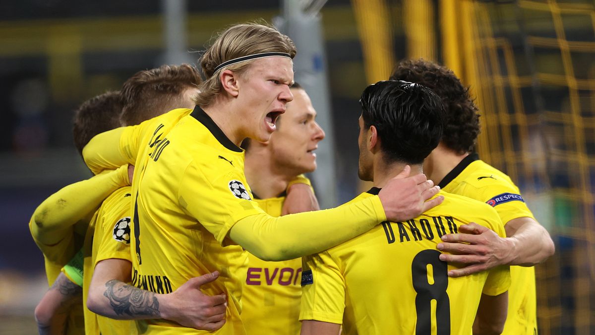 piłkarze Borussii Dortmund cieszą się z bramki Erlinga Haalanda