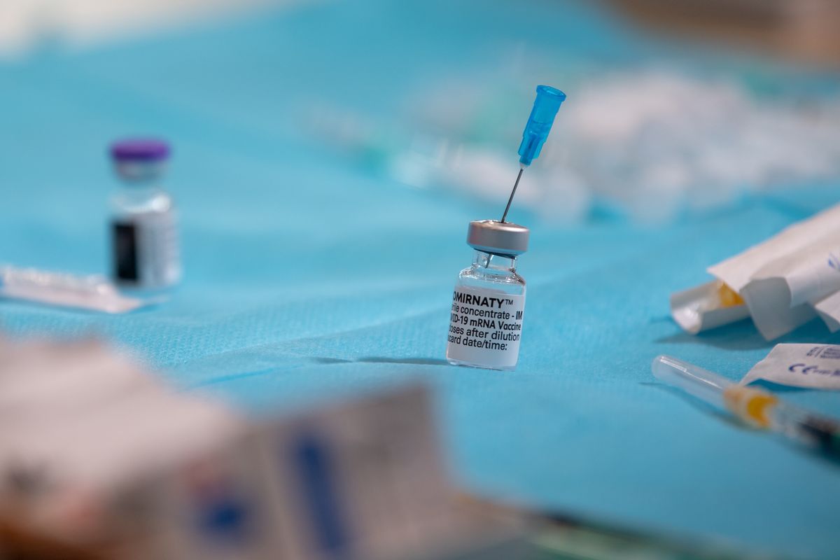 Trzecia dawki szczepionki przeciw COVID-19. Jak zapisać się na szczepienie? 