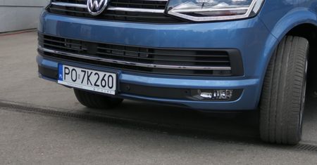 Nawet 500 zł mandatu. Tej naklejki nie przyklejaj na tablice rejestracyjną