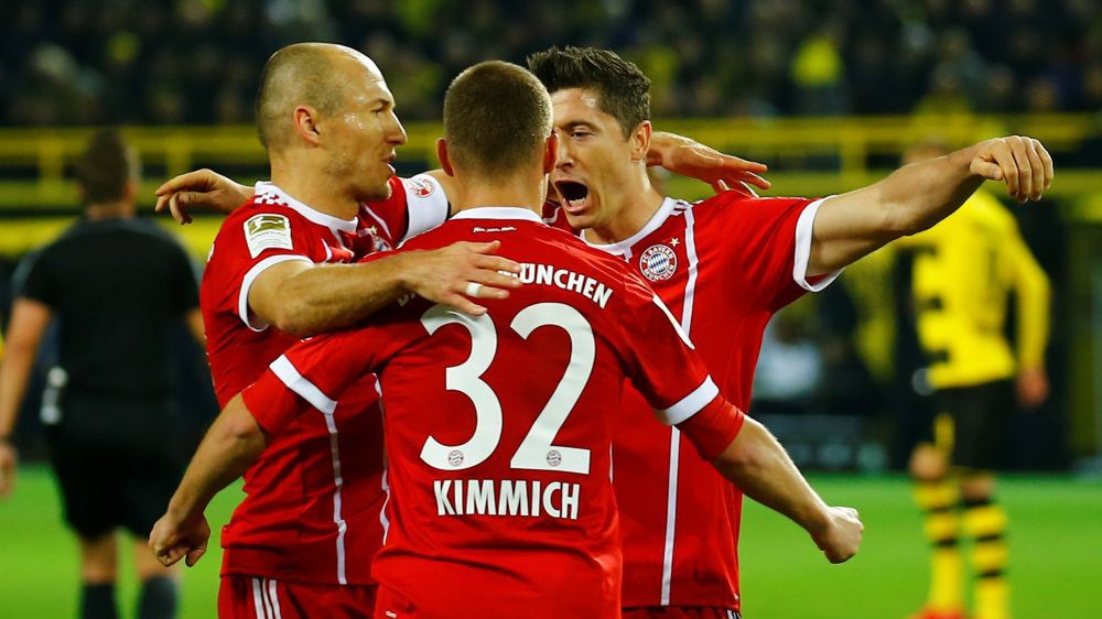 Radość piłkarzy Bayernu po golu w meczu z Borussią Dortmund