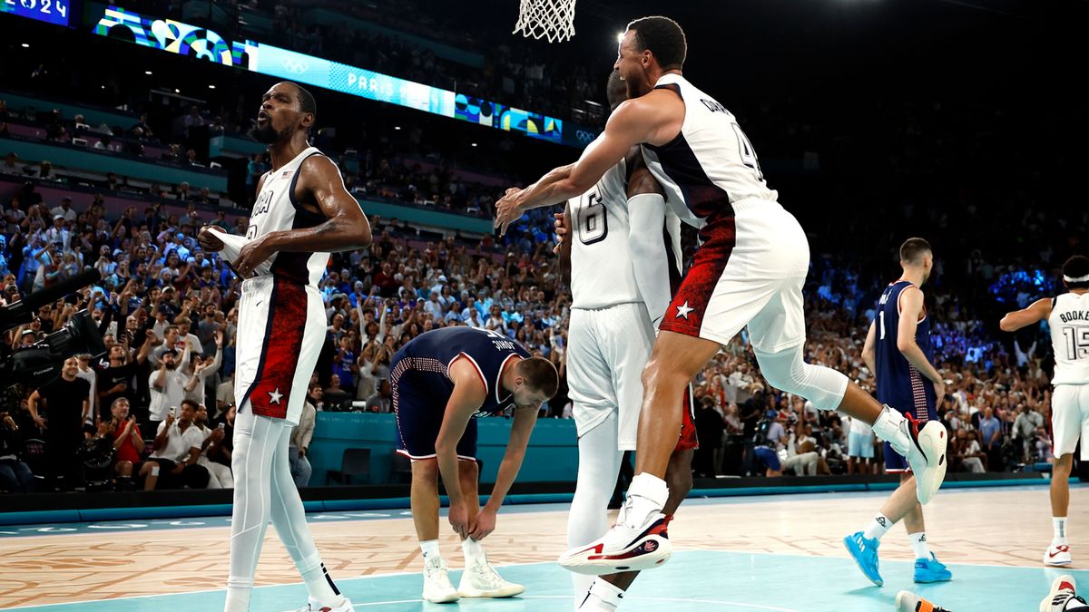 PAP/EPA / YOAN VALAT / Reprezentacja USA po meczu z Serbią na igrzyskach olimpijskich w Paryżu