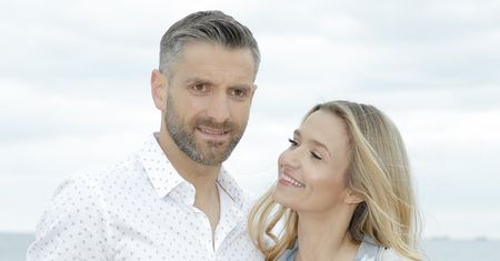 Maciej Dowbor pozuje z pośladkami żony. Koroniewska jest obrażona na męża