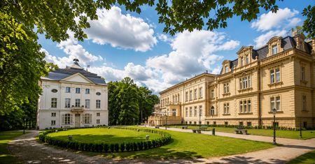 Dwa pałace, 36 hektarów parku i ponad 70 zabytkowych fortepianów - to miejsce zachwyca przez cały rok