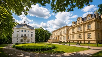 Dwa pałace, 36 hektarów parku i ponad 70 zabytkowych fortepianów - to miejsce zachwyca przez cały rok