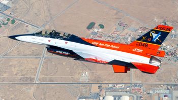 Sam ominął pocisk. Nie potrzebował pilota