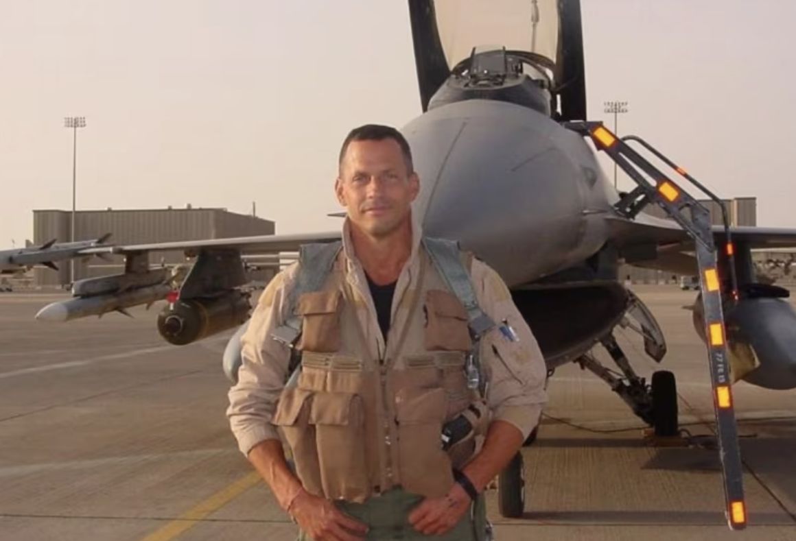 Podpułkownik Sił Powietrznych USA Dan Hampton, emerytowany pilot, ma na swoim koncie lata praktyki za sterami F-16 