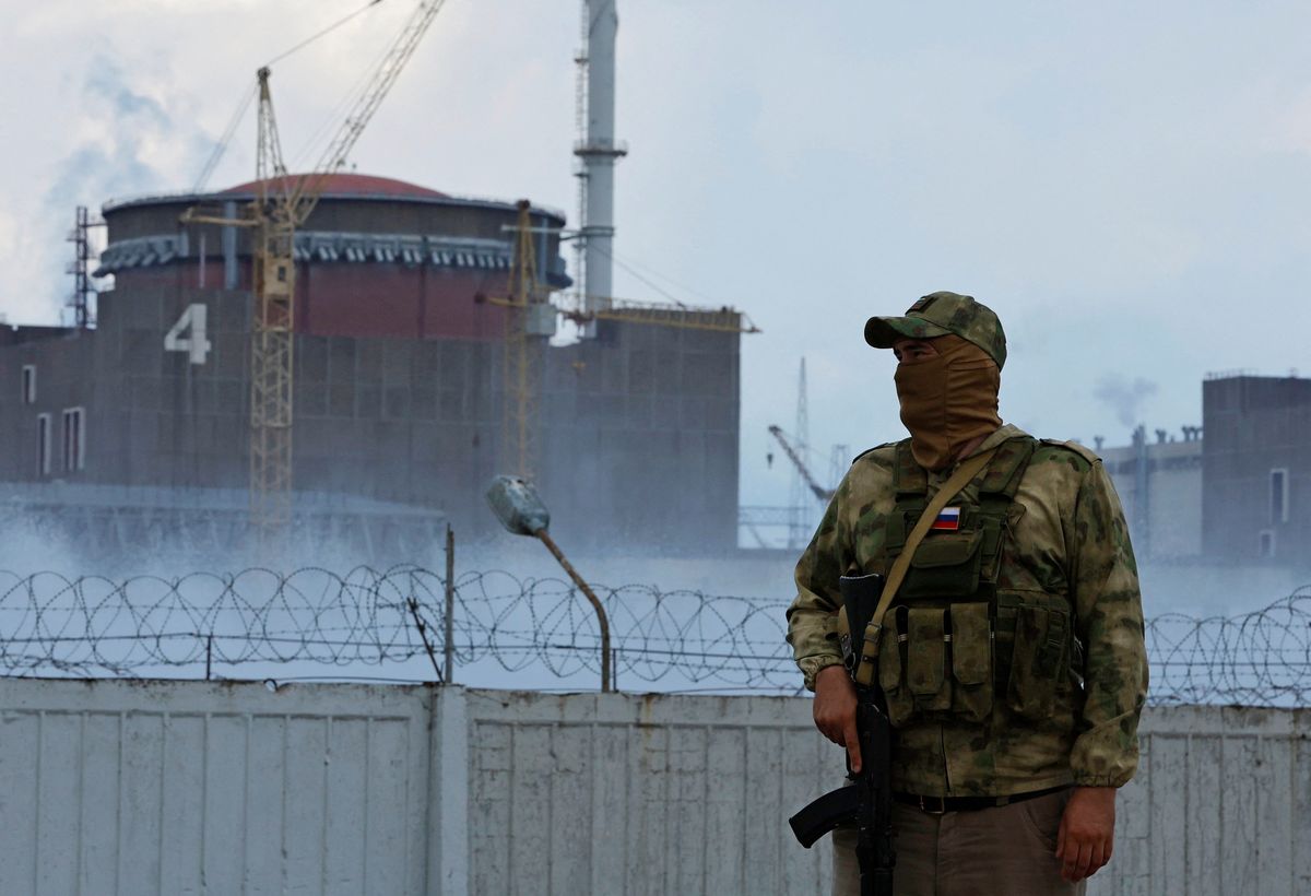 Rosyjski żołnierz przy kompleksie Zaporoskiej Elektrowni Jądrowej w Enerhodarze