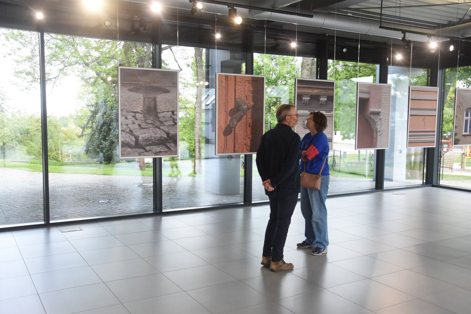 Wernisaż wystawy fotografii przedstawiających inne spojrzenie na Śrem cieszył się sporym zainteresowaniem.