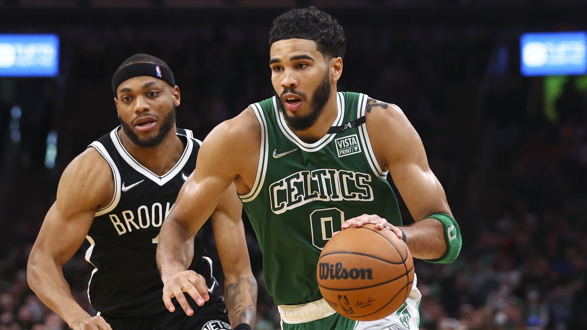 Zdjęcie okładkowe artykułu: Getty Images /  Adam Glanzman / Na zdjęciu: Jayson Tatum (z piłką) i Bruce Brown 