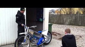 Grzanie motocykla Nickiego Pedersena z założoną osłoną na tłumik