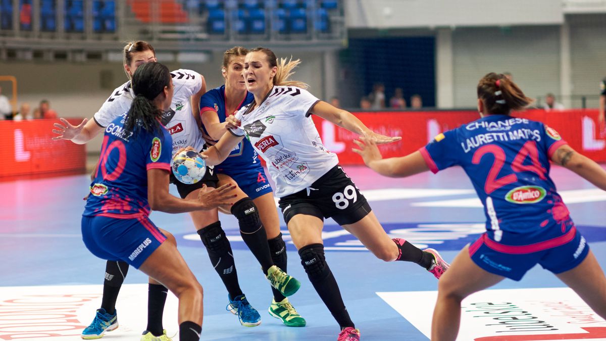 Newspix / Piotr Jaruga / Na zdjęciu: Kinga Achruk (MKS Perła Lublin) przy piłce