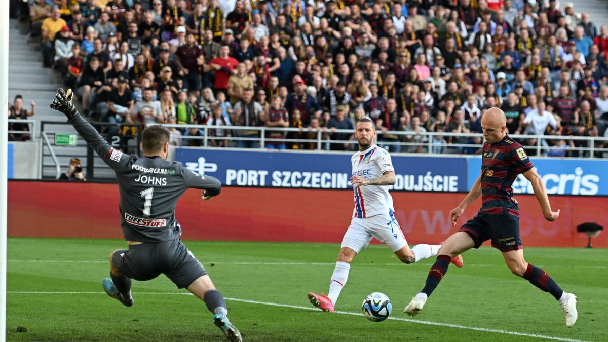 niewykorzystana dogodna okazja na gola przez Rafała Kurzawę w meczu Pogoń Szczecin - Linfield FC