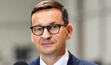 Nocne wpisy premiera. O kryzysach, Scholzu i fake newsach