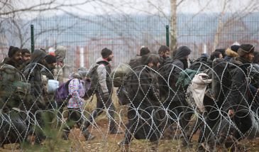 Polacy podzieleni w kwestii migrantów. Sondaż w sprawie kryzysu na granicy