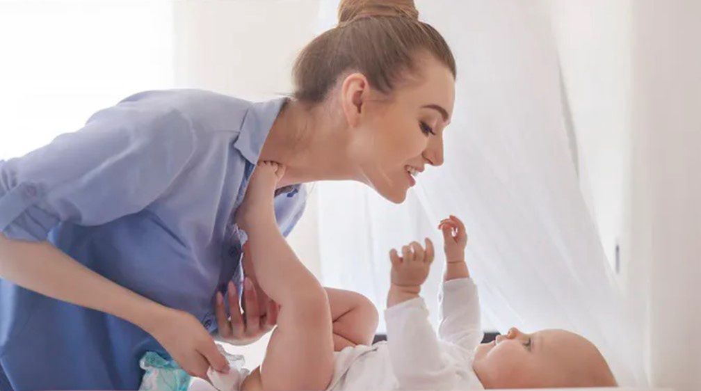 Przewijanie niemowlaka. O czym musisz pamietać?