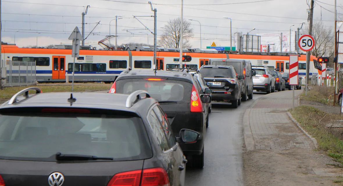 Gdy tworzy się sznur samochodów, kierowcy potrafią zadzwonić do dyżurnych: "Dróżnik pewnie pijany i dlatego długo nie otwierał"