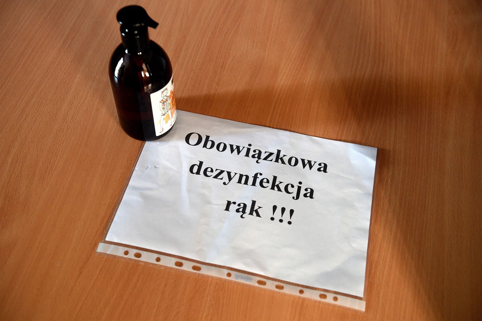 Wybory 2020. Głosowali, byli w szoku. Członkini komisji dezynfekowała ludziom twarze