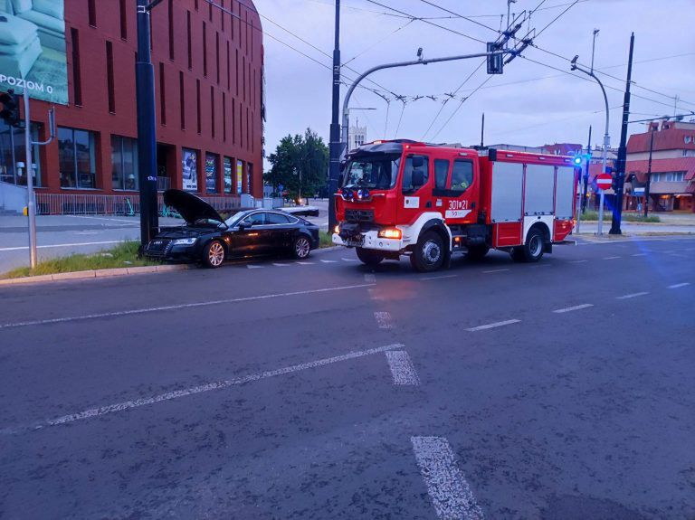 Audi uderzyło w słup, kierujący porzucił auto 