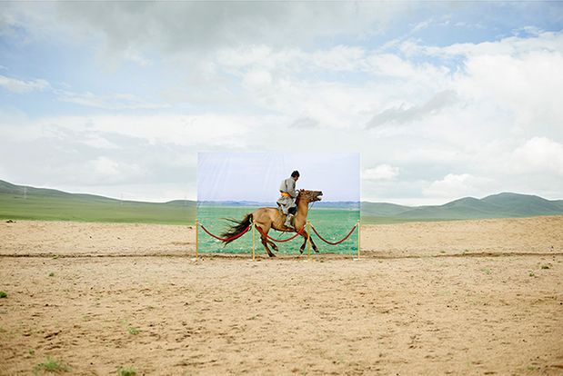Koreański fotograf Daesung Lee postanowił zwrócić uwagę na ten problem w ciekawym fotograficznym cyklu Future Archeology (Archeologia przyszłości). Fotograf za pomocą sprytnie wkomponowanych dioram pokazuje jak kiedyś wyglądała okolica, która teraz straszy pustynnym krajobrazem.