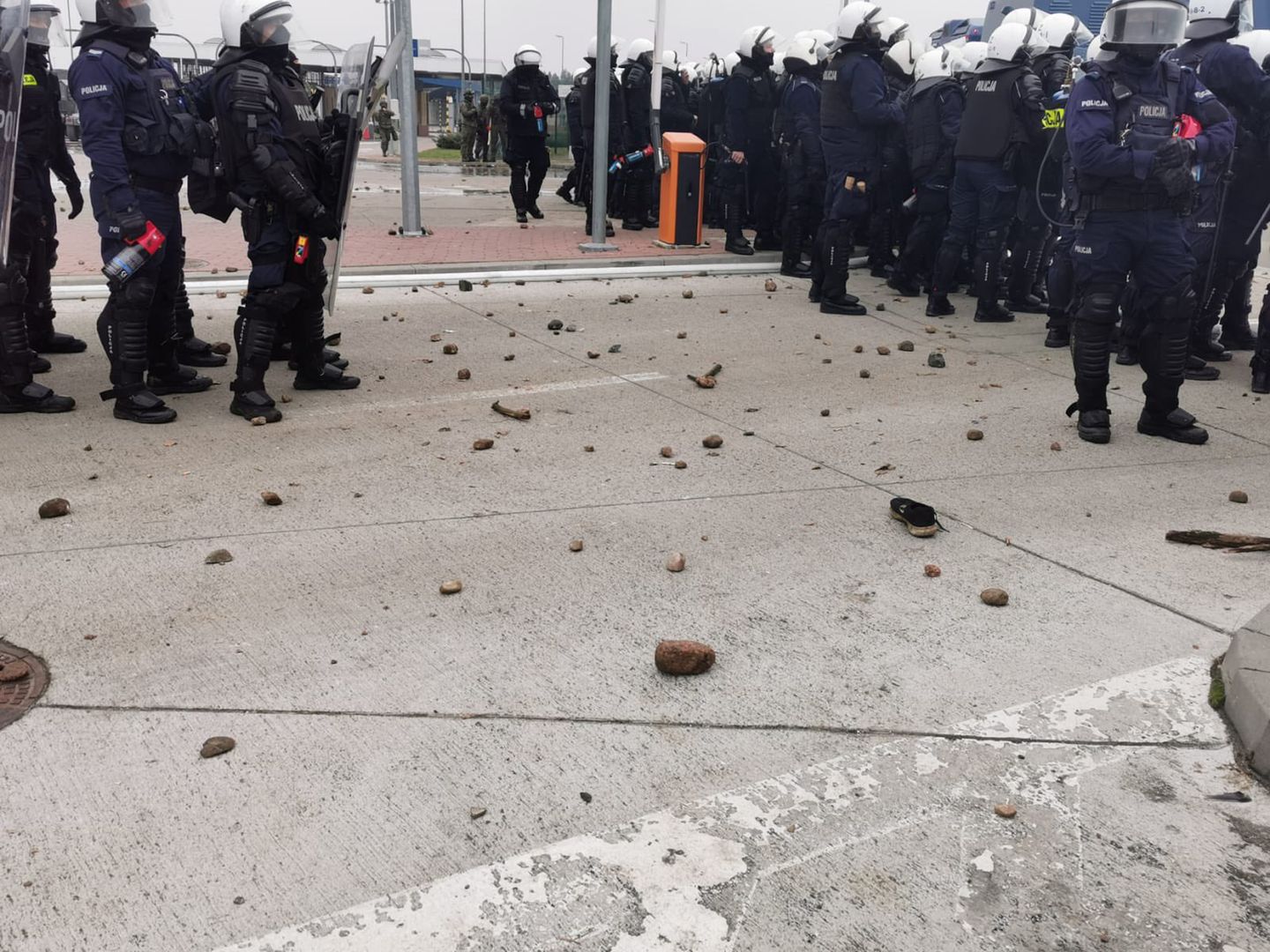 Kryzys na granicy. Polski policjant poważnie ranny