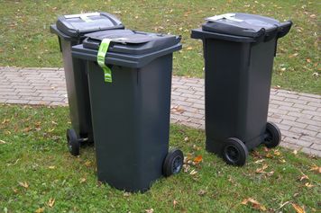 Ważna zmiana dla mieszkańców Płocka. Trwa czipowanie pojemników na śmieci