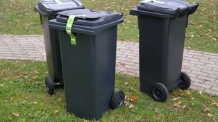 Ważna zmiana dla mieszkańców Płocka. Trwa czipowanie pojemników na śmieci