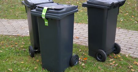 Ważna zmiana dla mieszkańców Płocka. Trwa czipowanie pojemników na śmieci