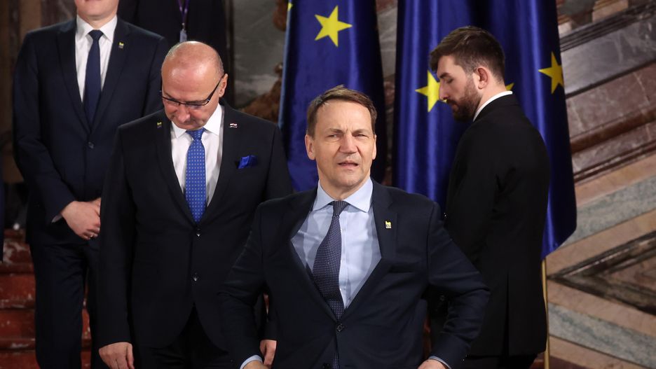 Polish Foreign Minister Radoslaw Sikorski (C) reacts as he poses for a family picture during an informal meeting of EU foreign affairs ministers, also called a Gymnich meeting, in Brussels, Belgium, 03 February 2024. This informal meeting of the Council of Foreign Ministers is celebrating its 50th anniversary and is named after Gymnich Castle in Germany, where the first informal meeting of the Council took place in 1974. EPA/OLIVIER HOSLET Dostawca: PAP/EPA.