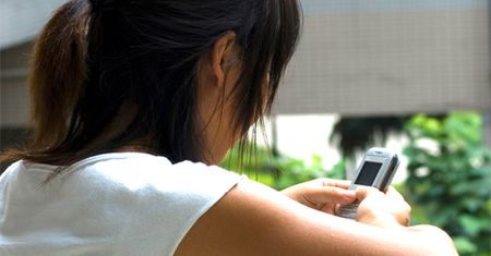 Często SMS-ujesz? Podobno grozi ci narkomania...