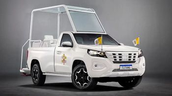 Fiat Titano jako papamobile dla Leona XIV. Nietypowa wersja pick-upa