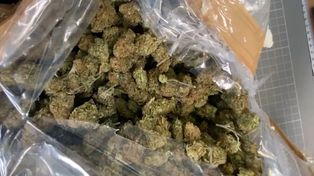 Dwa kilogramy marihuany w paczce z pomarańczami z Hiszpanii. Przesyłka miała trafić do automatu