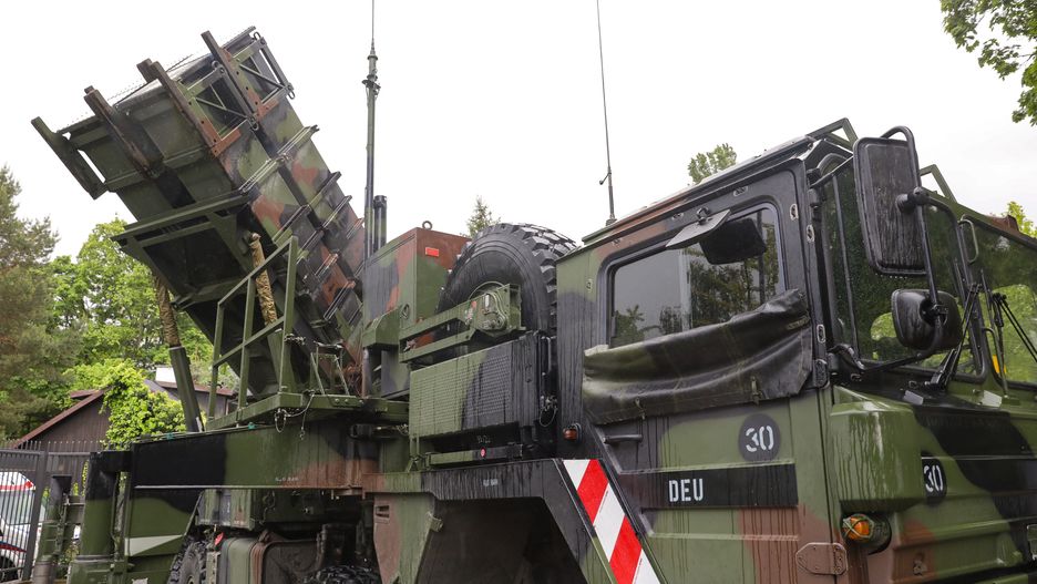 Wyrzutnia systemu obrony powietrznej Patriot
Warszawa, 17.05.2025. Wyrzutnia systemu obrony powietrznej Patriot prezentowana na terenie Ambasady Niemiec w Warszawie, 17 bm. Nale��ce do Bundeswehry wyrzutnie Patriot chroni� lotnisko w Rzeszowie w ramach misji NATO. Pokazywana w stolicy w ramach Pikniku Europejskiego wyrzutnia na co dzie� stosowana jest przez stacjonuj�c� w Rzeszowie jednostk� do cel�w szkoleniowych. (aldg) PAP/Tomasz Gzell
Tomasz Gzell
bro�, MIM-104 Patriot, przeciwlotnicza, przeciwlotniczy, sprz�t, system, wojskowy, wyrzutnia, obrona, Piknik Europejski, plac�wka dyplomatyczna, system obrony powietrznej, uzbrojenie